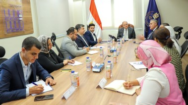 رئيس هيئة الدواء الدكتور علي الغمراوي مع ممثلي الشركة المصرية لتجارة الأدوية