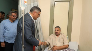 محافظ الجيزة يطمئن على الحالة الصحية لبطل واقعة إنقاذ "فتاة المنيب