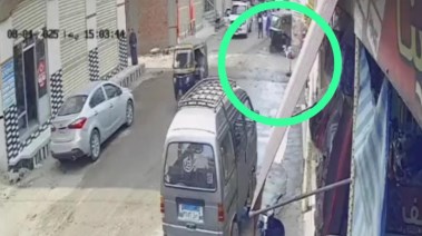توكتوك يدهس فتاتين بالمحلة 