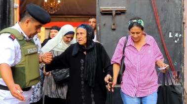 الشرطة تساعد كبار السن في الإدلاء بأصواتهم قي انتخابات مجلس الشيوخ