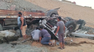 سقوط سيارة نقل من أعلى الطريق الإقليمي