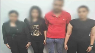 المتهمات مع صاحب الكافيه بعد ضبطهم جميعًا