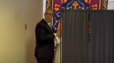 وزير الخارجية يدلي بصوته في انتخابات الشيوخ من واشنطن