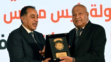 رئيس الوزراء الدكتور مصطفى مدبولي أثناء تكريمه للدكتور علي مصيلحي في احتفالية مرور 10 سنوات على تكافل وكرامة