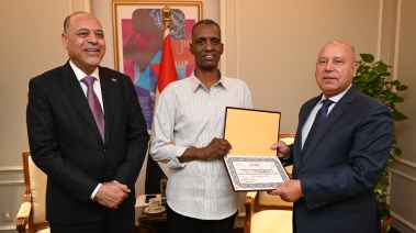 وزير النقل يكرم عامل مزلقان بني سويف