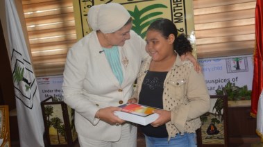 رئيسة المجلس القومي للطفولة والأمومة تكرم الطفلة هايدي 