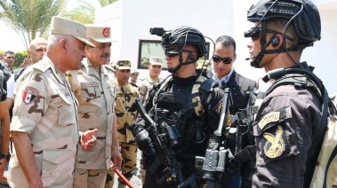 وزير الدفاع مع مقاتلي القوات الخاصة من المظلات والصاعقة