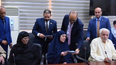 تسليم بطاقات بنكية لعمال مصريين