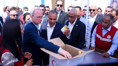 وزير الخارجية ورئيس الوزراء الفلسطيني يزوران مركز الإمداد الغذائي  بالشيخ زويد