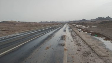 سيل خفيف يضرب طريق رأس غارب الشيخ فضل 