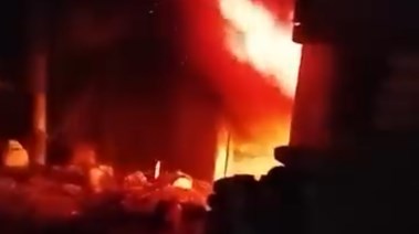 جانب من حريق محل دهانات في المنيا