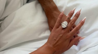 جورجينا تعلن خطبتها بخاتم ألماسي ضخم