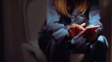 مخاطر استخدام الهاتف في الحمام-توضيحية