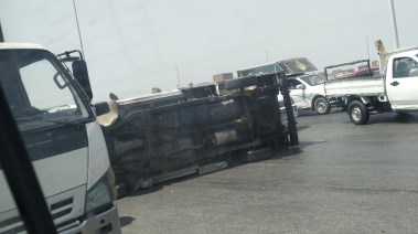 انقلاب سيارة تابعة لشركة مواد غذائية أعلى دائري مسطرد