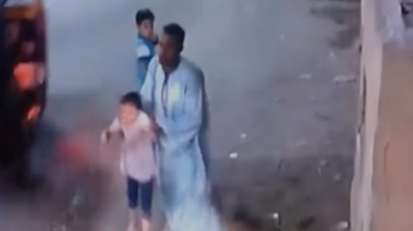 شاب يحاول سرقة حلق طفلة بأسيوط