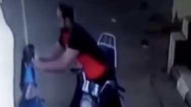 شخص يشد الحلق من أذنها