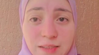 والدة الطفل علي 