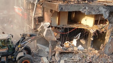 إزالة منشأين آيلين للسقوط بمحيط محطة مترو