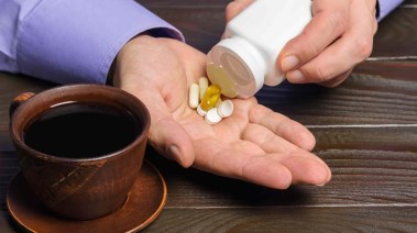تناول المكملات الغذائية مع القهوة- تعبيرية