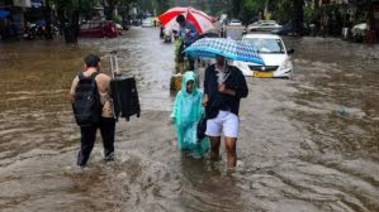 أمطار غزيرة تشل الحركة المرورية في مومباي