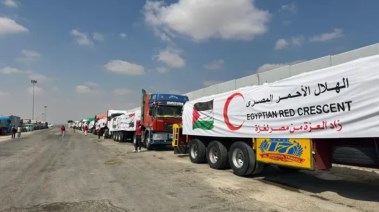 انطلاق قافلة المساعدات زاد العزة رقم 22 إلى معبر كرم أبو سالم في اتجاه قطاع غزة