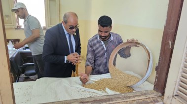 وكيل وزارة التموين بالأقصر الدكتور تامر صلاح يتابع توريد القمح