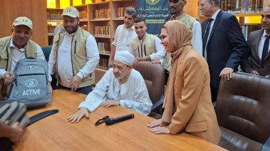 شيخ الأزهر يهدي طلاب بالأقصر حقائب مدرسية