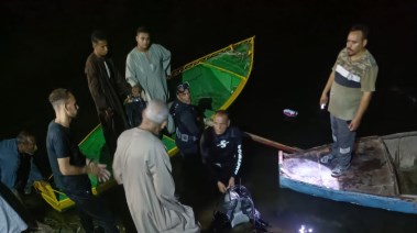 لحظة استخراج جسد الفتى من النهر بقنا خاص تليجراف 