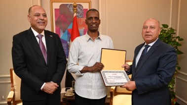 وزير النقل يكرم عامل مزلقان بني سويف طارق برس