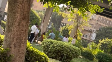 رجال الشرطة يفحصون الجثـمان