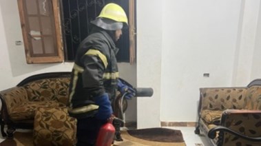 جانب من السيطرة على ثعبان تسلل لإحدى الشقق