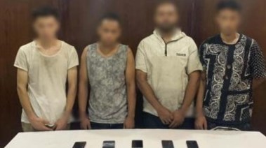 المتهمون وجانب من المضبوطات