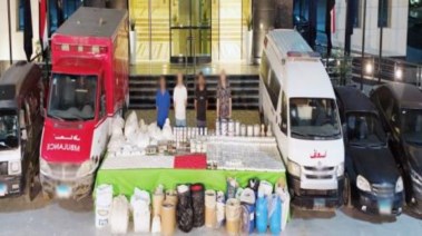 المتهمون وجانب من المضبوطات