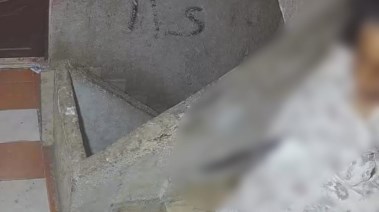 سيدة مسنة تتعدى على السكان في شققهم بآلة حادة
