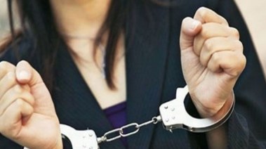 القبض على سيدة - أرشيفية 