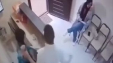 جانب من واقعة اعتداء شاب على فتاة بالعمل