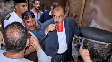 محافظ سوهاج يشرب من المياه بنفسه