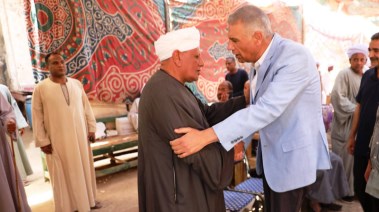 محافظ أسوان يقدّم العزاء في وفاة تقادم الليثي