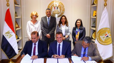 وزيرة التنمية المحلية ومحافظ أسوان خلال توقيع بروتوكولات التعاون