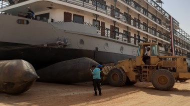 أول فندق عائم في مياه بحيرة ناصر بأسوان