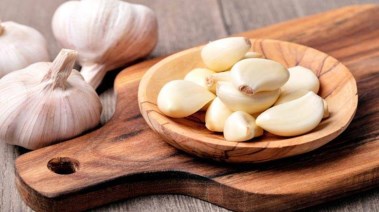 6 فوائد صحية قوية لمضغ الثوم النيء