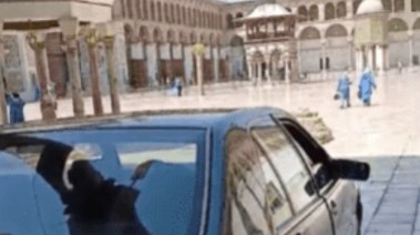شخص يتجول بسيارة داخل الجامع الأموي