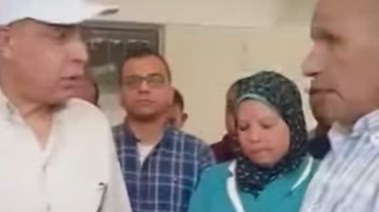  محافظ المنيا وهو يوبخ مدير مدرسة أرشوبة الثانوية