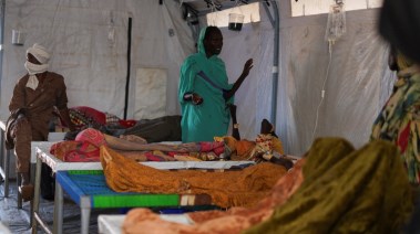 مستشفيات مزدحمة بالمرضى في السودان بسبب انتشار الكوليرا