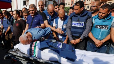 مشيعون في جنازة الصحفي الفلسطيني محمد أبو حطب. (رويترز)