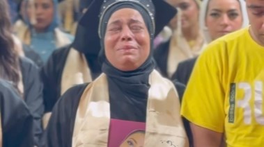 والدة الطالبة فرحة المتوفية قبل تخرجها