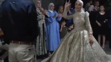 عروس لبنانية تغني بالاشارة لخطيبها 