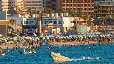 بالألاف المصطافين في البحر إقبال كبير على شواطئ مطروح 