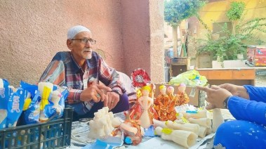 عم ربيع" آخر حُرّاس تقليد توارثته الأجيال: صناعة عروسة وحصان المولد النبوي يدويًا.