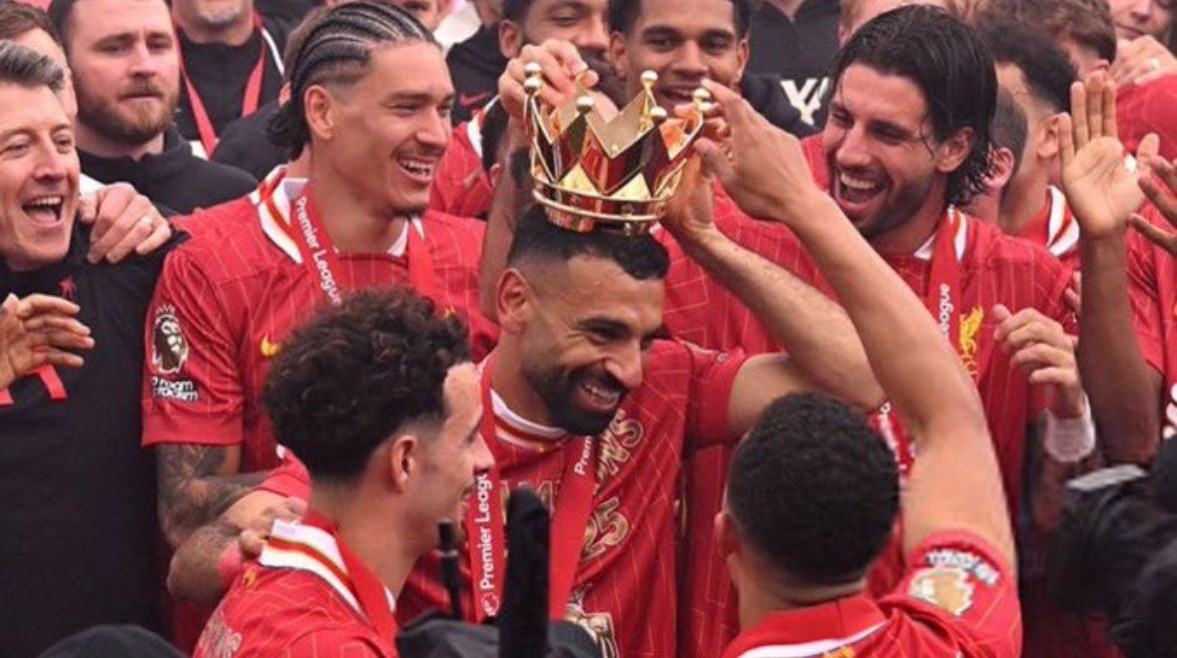 محمد صلاح وسط لاعبي ليفربول محمد صلاح وسط لاعبي ليفربول